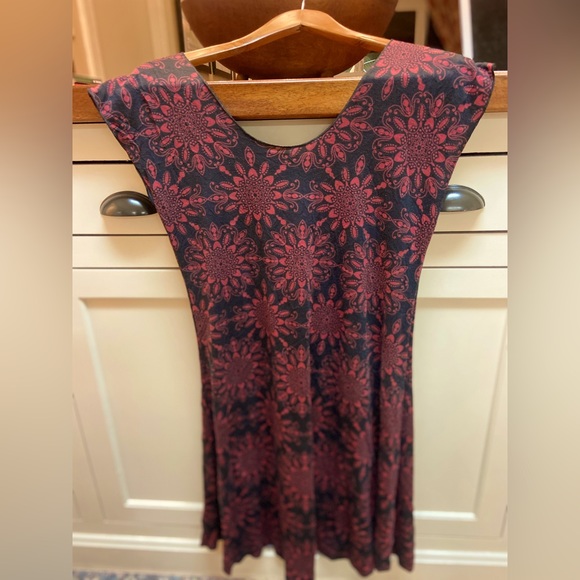 Pretty HowBazaar black dress with maroon floral design size small - Picture 2 of 4